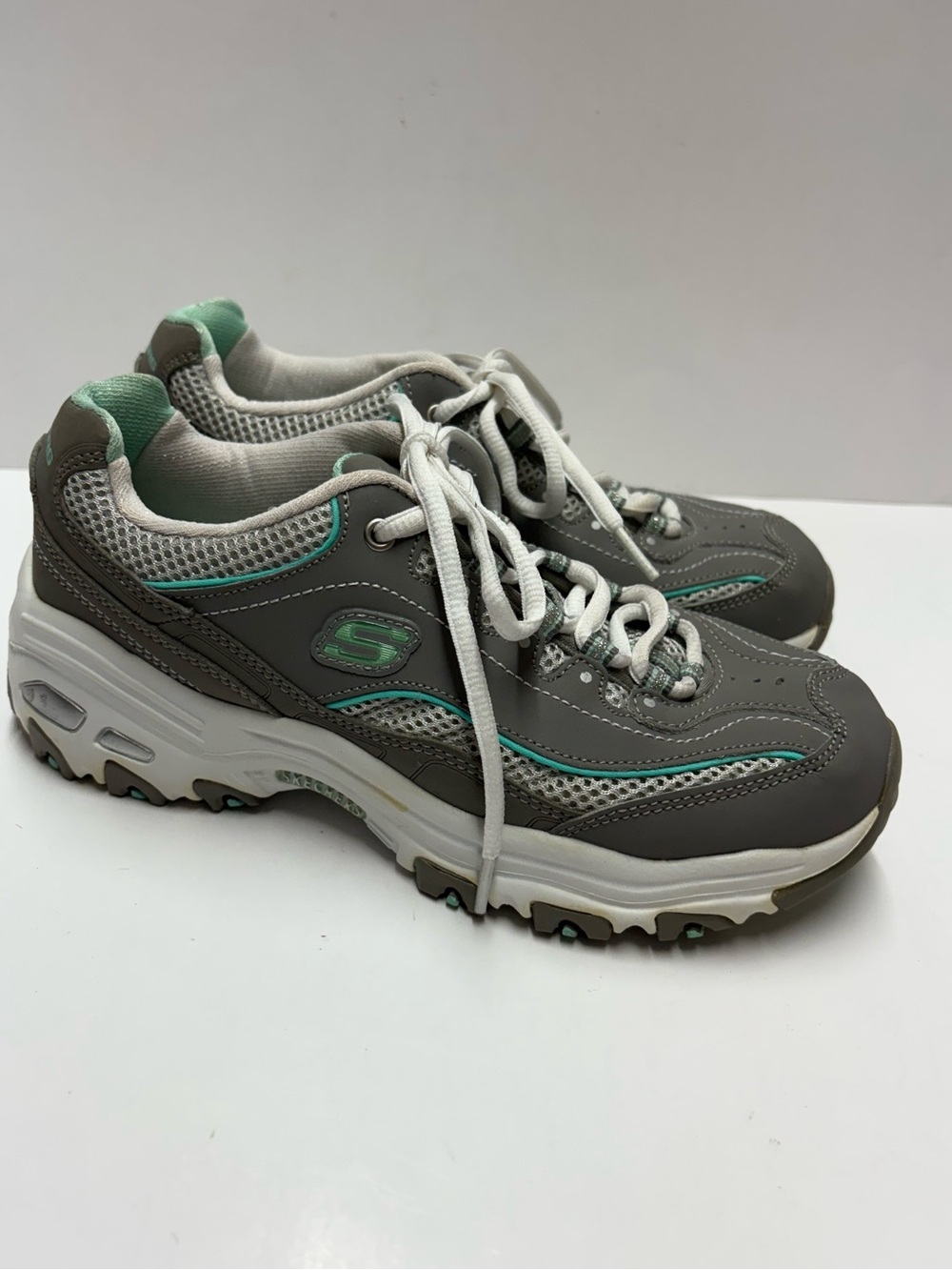 Skechers D'Lites Gray and Green Air Cooled Memory Foam Tennis Shoes Sneakers 6.5